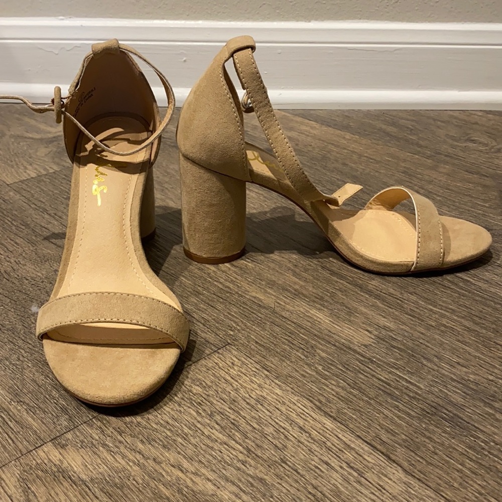 NEVER WORN nude heel!